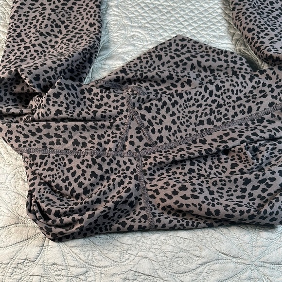 Evolution and Creation Leopard Pattern Leggings - Picture 4 of 5